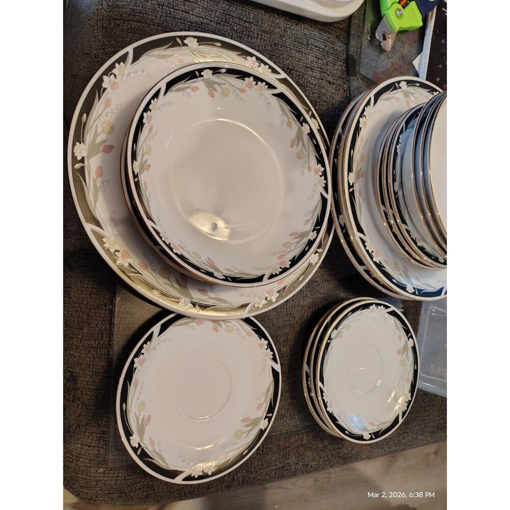 Crown Ming Michelle Fine China 16 Pc Set Service for 4 Black Gold Floral